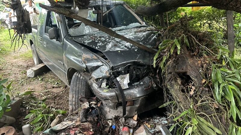 皮卡车与摩托车相撞 女骑士抛飞屋顶身亡