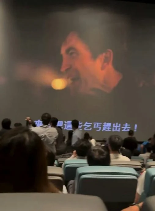 看《奥德赛》戏院冒烟紧急疏散 观众逃命字幕神同步全场笑翻