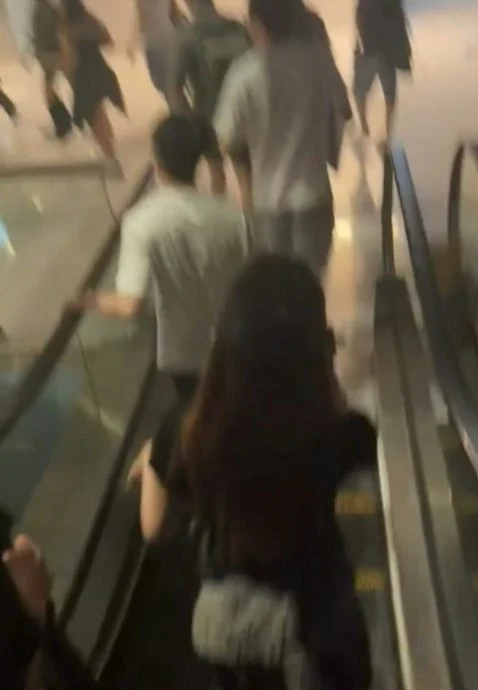 看《奥德赛》戏院冒烟紧急疏散 观众逃命字幕神同步全场笑翻