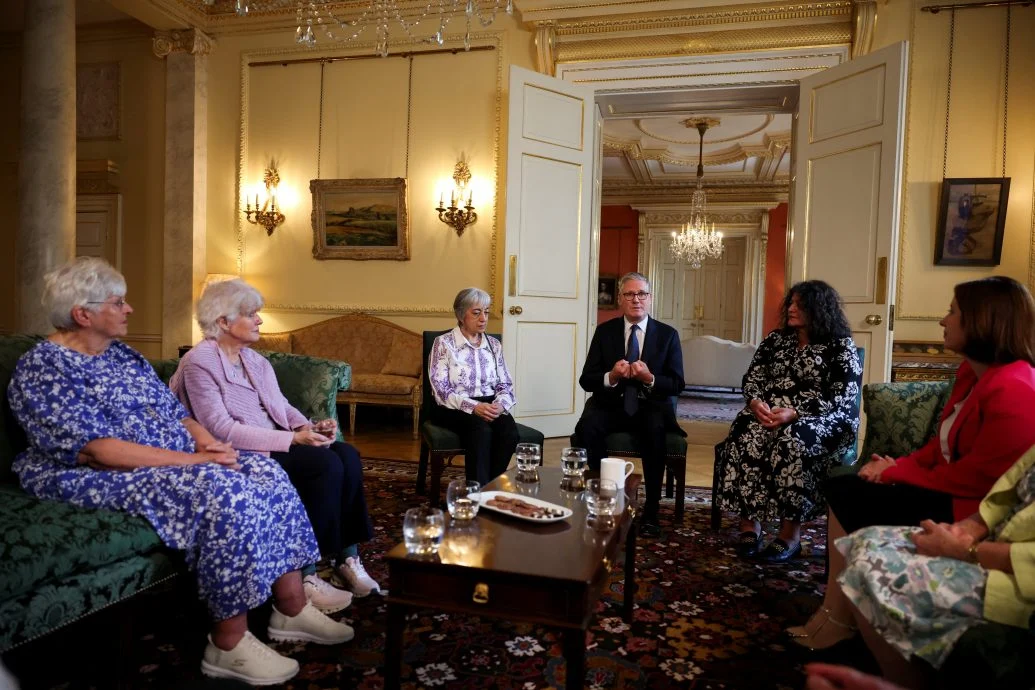 看世界)强制未婚妈妈交出幼儿 英相代表国家道歉