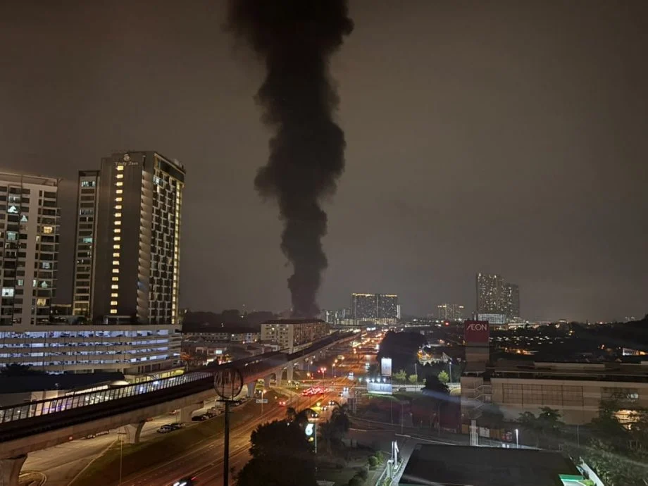 综合下报纸//史里肯邦安批发市场大火连环炸响·135消拯员熬夜灌救扑灭火势