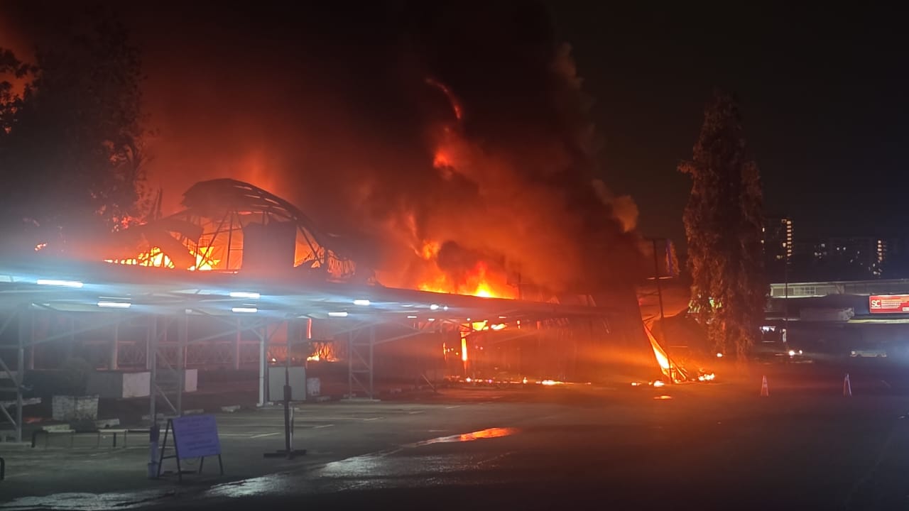 综合下报纸//史里肯邦安批发市场大火连环炸响·135消拯员熬夜灌救扑灭火势