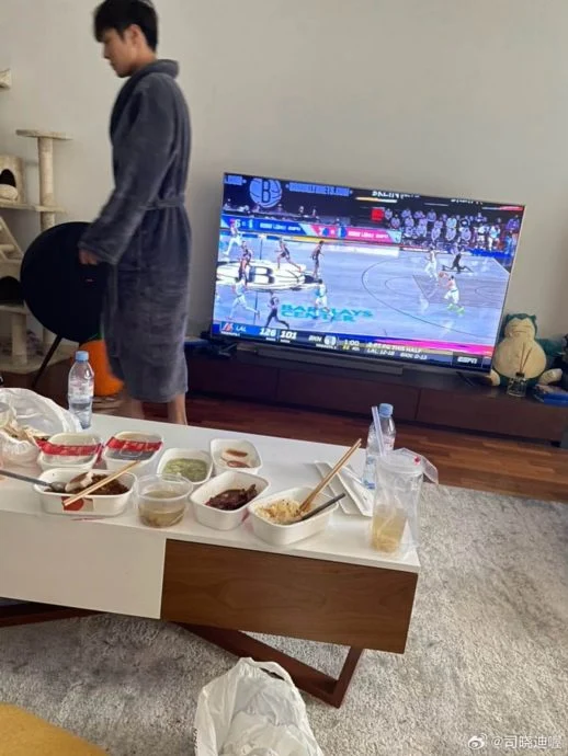 网红再爆18张男星私照 鹿晗遭牵扯卷劈腿疑云