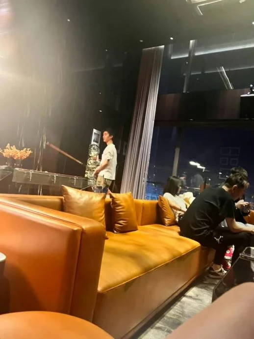 网红再爆18张男星私照 鹿晗遭牵扯卷劈腿疑云