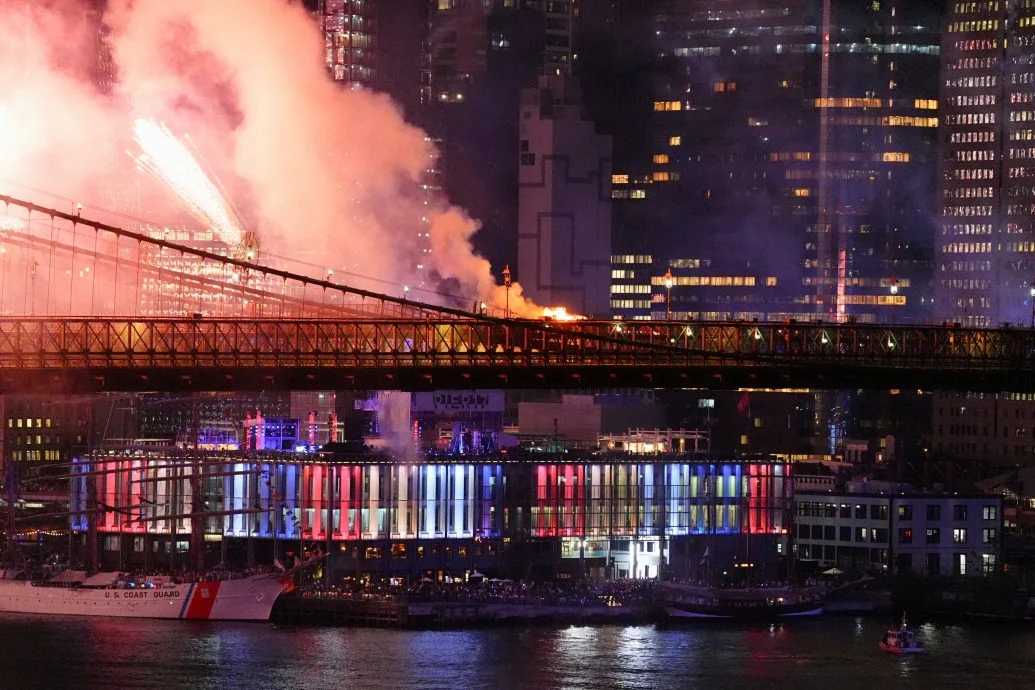 美国独立250周年烟花表演酿火灾 布鲁克林大桥冒浓烟