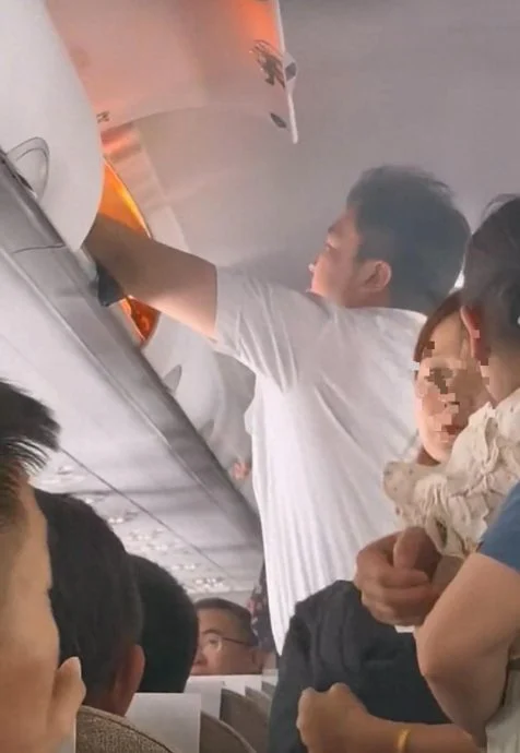 航班刚降落机舱突起火 乘客充电宝自燃酿祸