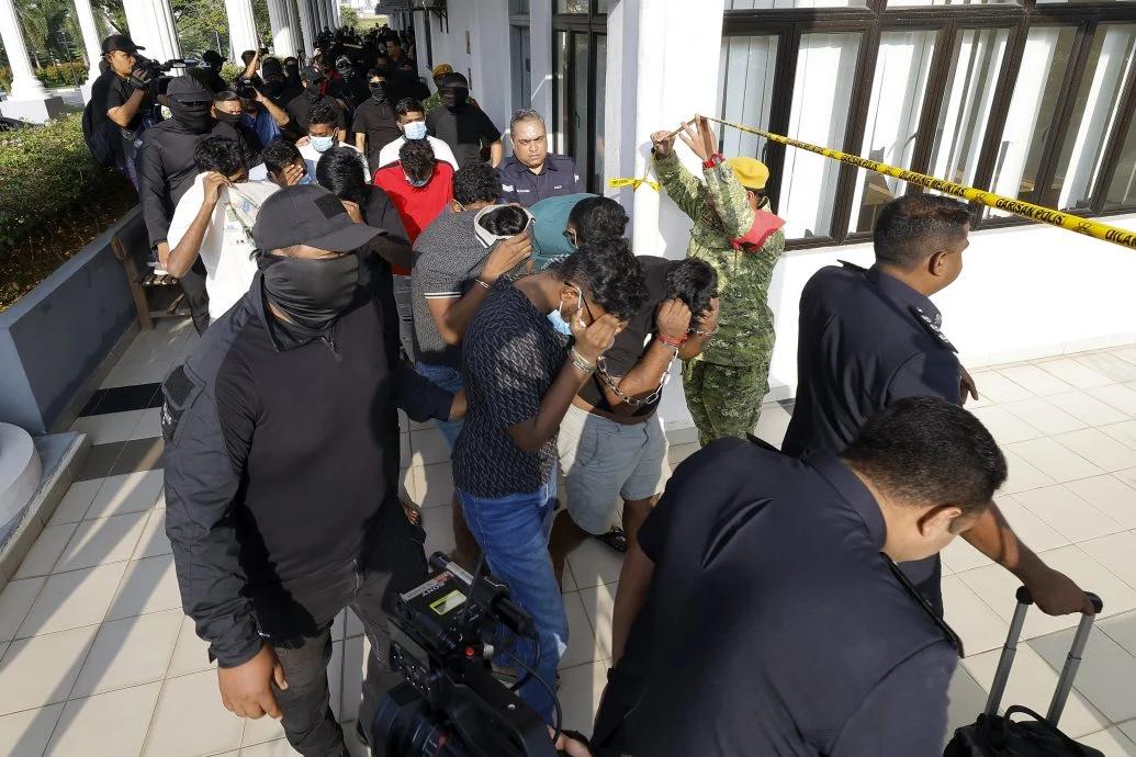 艾瑾/“维诺党”涉嫌抢劫谋杀骚乱 11人被控
