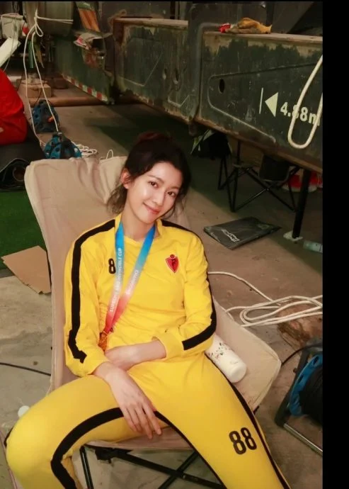 蔡思贝拍《功夫女足》满手瘀伤 周星驰自爆被张小斐“调教”
