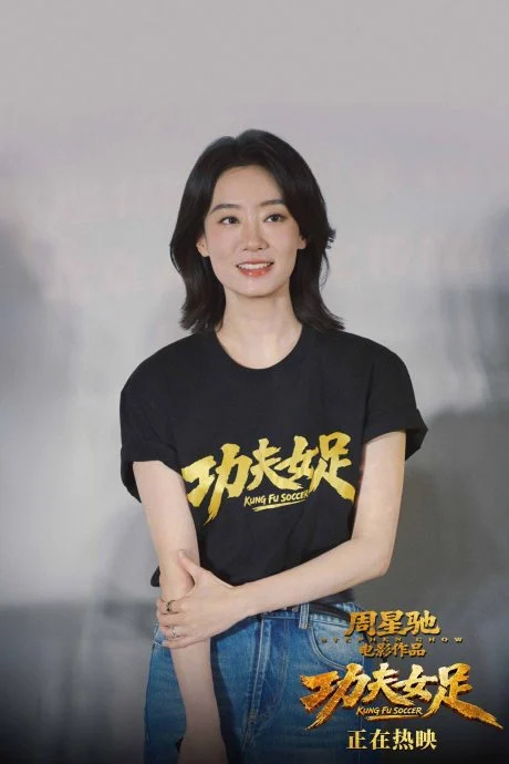 蔡思贝拍《功夫女足》满手瘀伤 周星驰自爆被张小斐“调教”