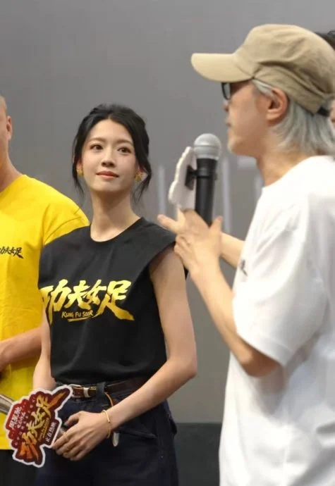 蔡思贝荣升亿万票房女星 洽谈签约周星驰尚未落实
