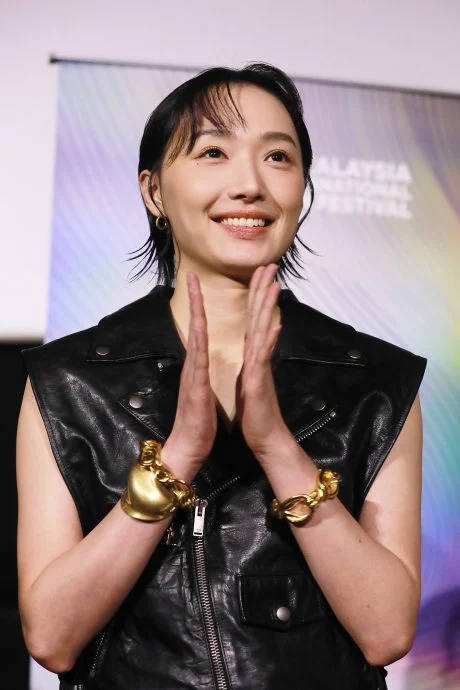 蔡思韵演韩单亲妈挑战零台词 池承炫入戏太深收工仍“跛脚”