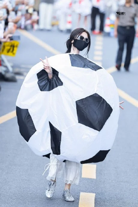 虞书欣为剧宣出奇招 大热天化身足球走秀