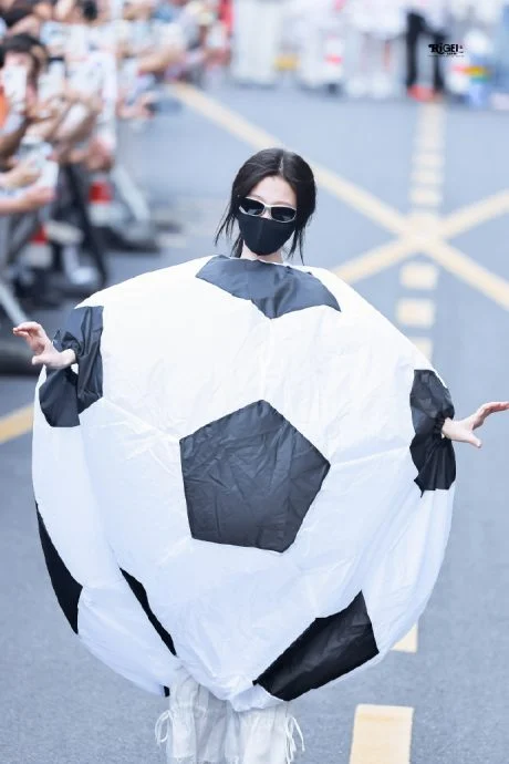 虞书欣为剧宣出奇招 大热天化身足球走秀
