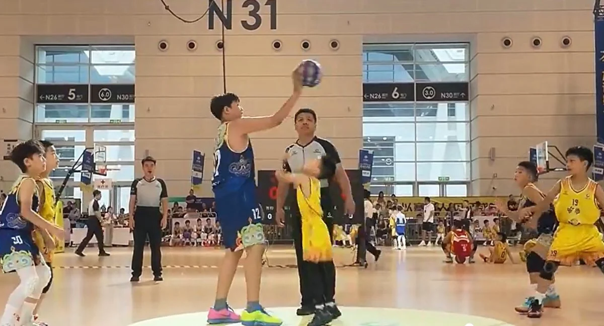 视频|9岁男童身高185“碾压”U9赛场 青少年篮球掀竞技公平争议
