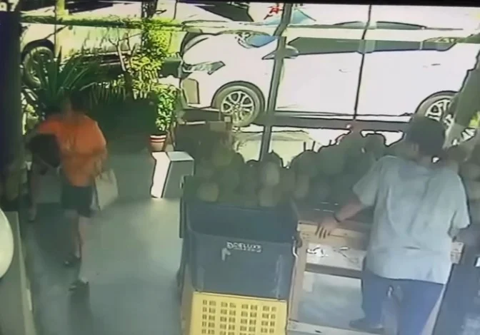 视频|买榴梿嫌贵爆发口角 大妈竟拿榴梿砸老板!