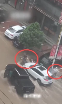 视频|单亲妈暴雨送餐被冲走 两司机开车筑“人墙”救命