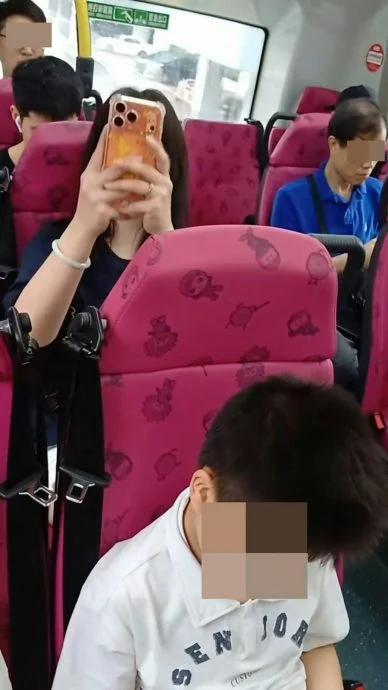 视频|巴士上放任儿子大声玩手机 女子挨骂反斥乘客:你吓到我儿子了!
