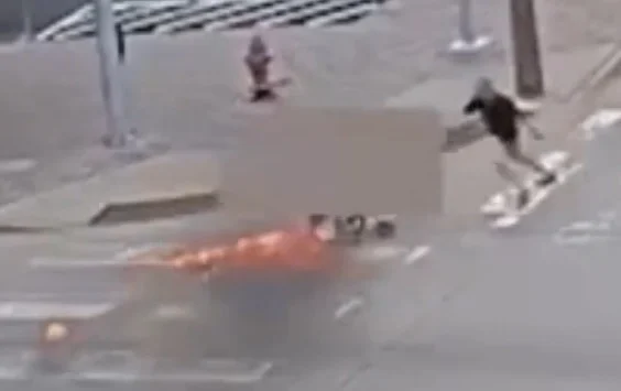 视频|当街投掷汽油弹袭击轮椅人士 男子随机犯案过程曝光