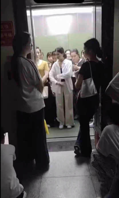 视频|电梯超载警报响不停! 一群女子宁干等也不先出一步