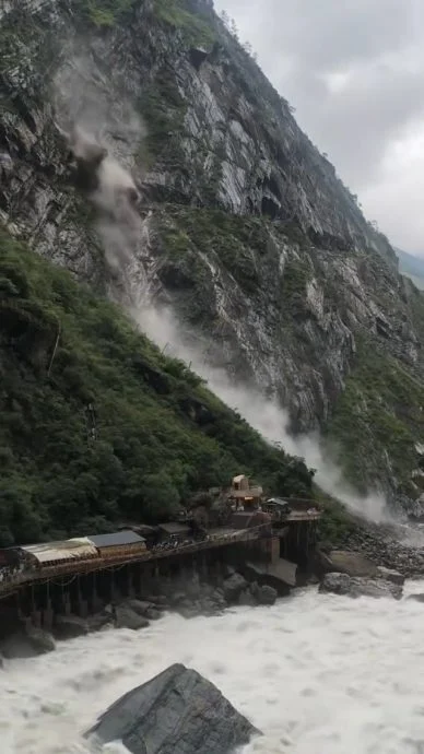 视频|虎跳峡景区附近山石滚落 游客急逃生“感觉地都在震动”