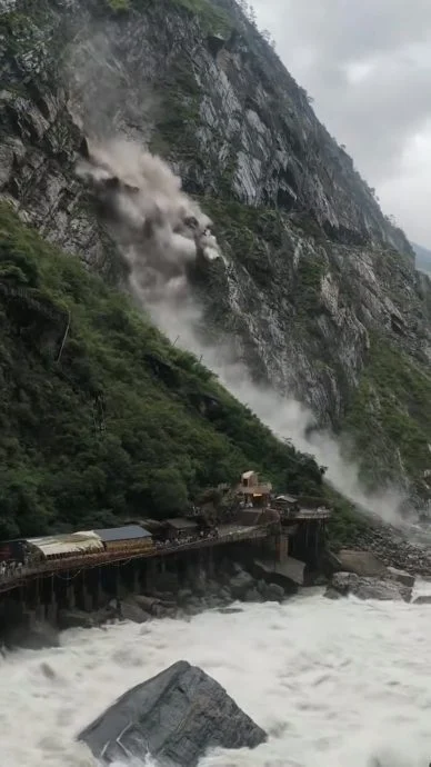 视频|虎跳峡景区附近山石滚落 游客急逃生“感觉地都在震动”