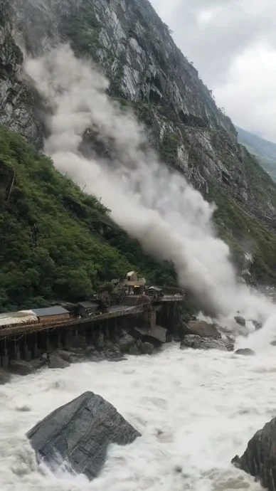 视频|虎跳峡景区附近山石滚落 游客急逃生“感觉地都在震动”