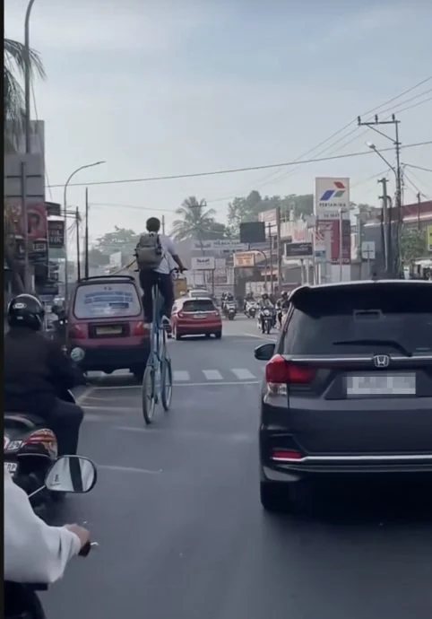 视频|街头惊现“空中骑士”!男子骑巨高脚车上路让人看傻眼