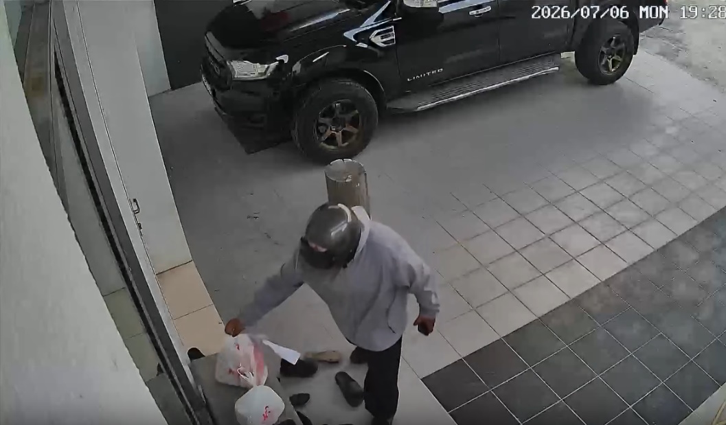 视频|鞋子凌乱顺手排美美! 送餐员遭“投诉”勤快细心