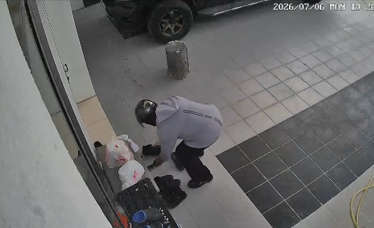 视频|鞋子凌乱顺手排美美! 送餐员遭“投诉”勤快细心