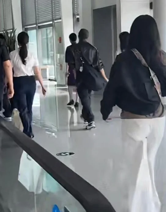 谢贤离世!霆锋丧父后现身青岛 收拾伤痛为内地骚做准备