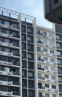 踩脚车险翻越阳台围栏坠下 邻居目击惊魂一幕急通报物业