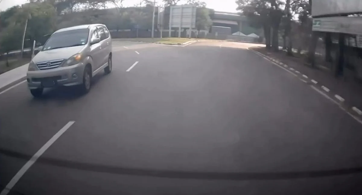连环逼车狂鸣笛闪灯吓坏路人 银色Avanza横行沙亚南