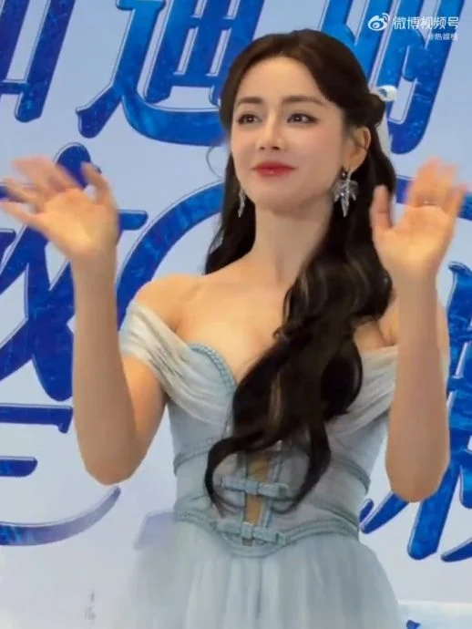 迪丽热巴深V开到腰 全程护胸防走光