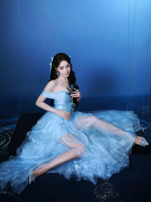 迪丽热巴深V开到腰 全程护胸防走光