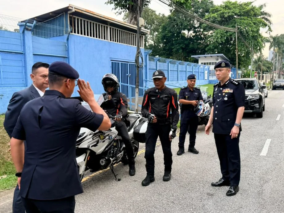 逾百难民聚集难民署办公室·警方:已带走百人助查 将清空现场