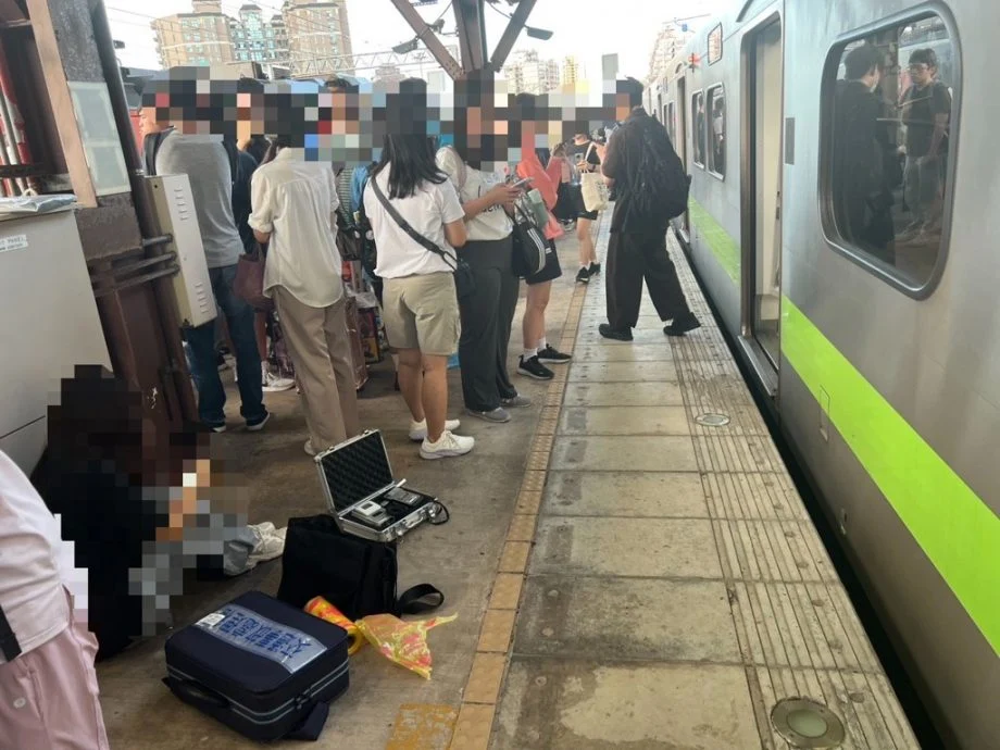 遭列车擦撞掉落铁轨 女子安然无恙爬上月台