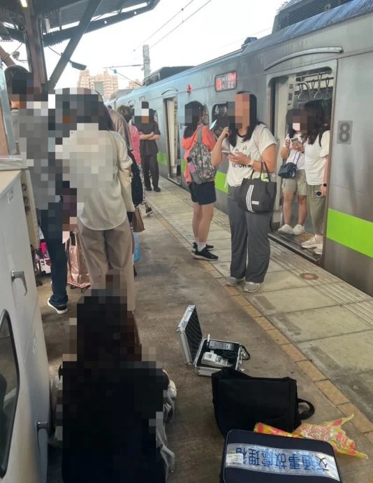 遭列车擦撞掉落铁轨 女子安然无恙爬上月台