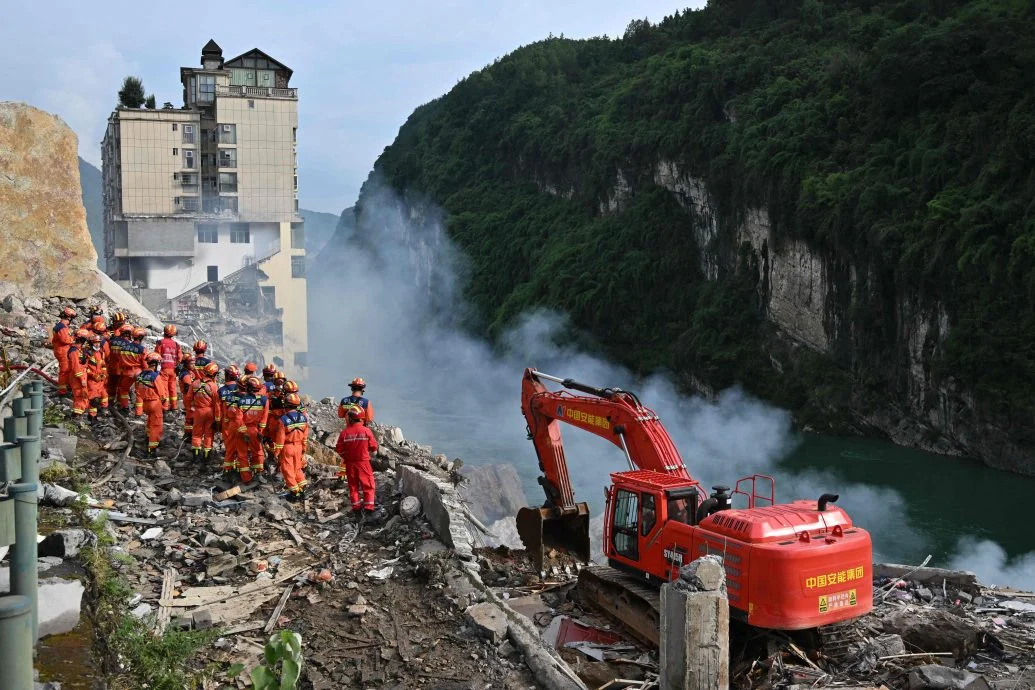 重庆山崩搜救现场发现生命迹象