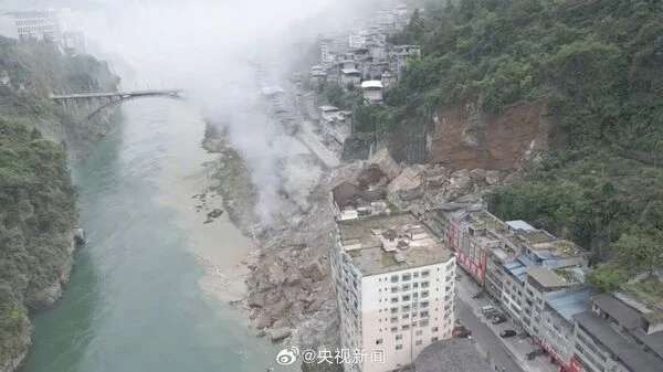 重庆彭水突发山崩! 有人惨遭活埋、数栋民房倒塌