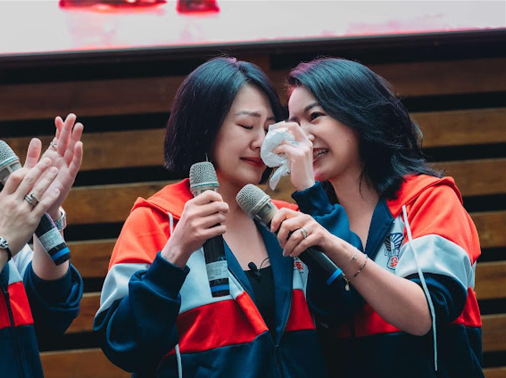 重返母校泪忆大S大炳 小S鼻酸叹:追求完美却先离开