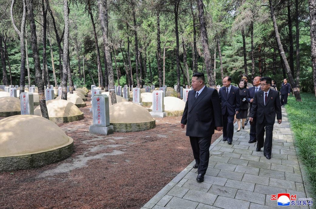金正恩参谒中国人民志愿军烈士陵园