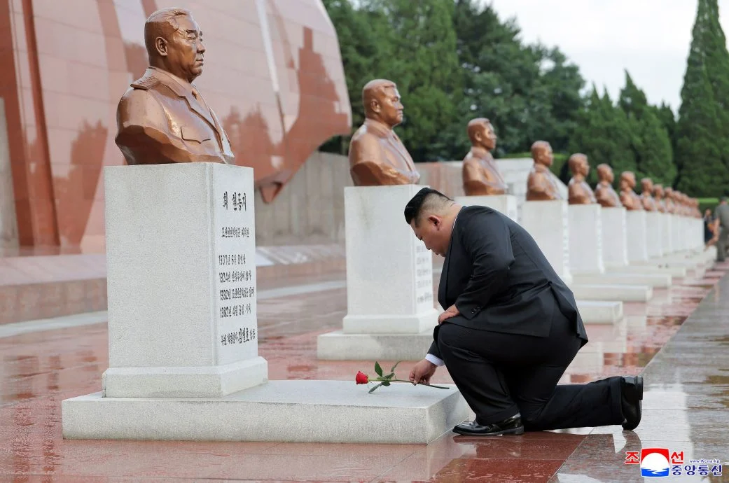 金正恩参谒中国人民志愿军烈士陵园