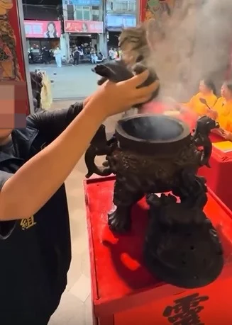 铲屎官抱猫咪“过炉”遭痛批 宫庙道歉禁宠物近香炉