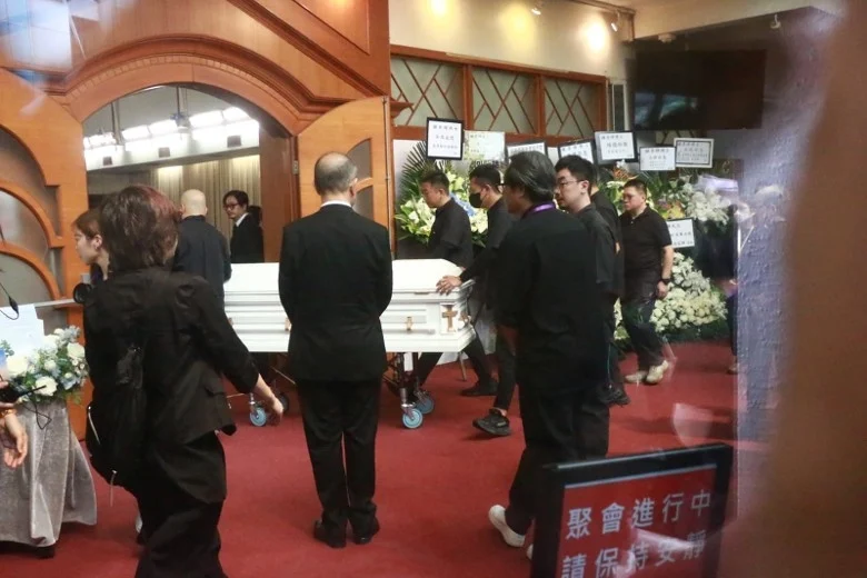 锺景辉出殡大批门生送别 周润发汪明荃刘德华现身致哀