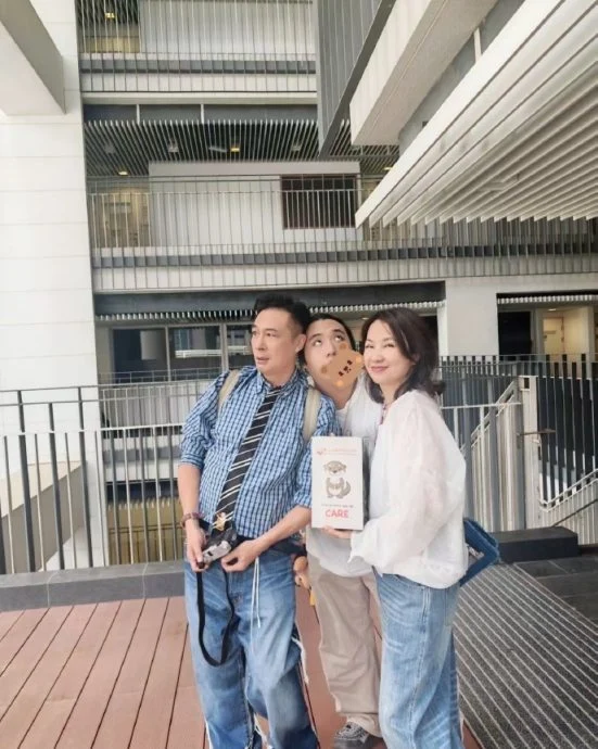 门夹手指书包被扔泳池 吴镇宇儿子自曝曾遭欺凌