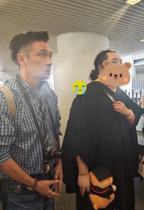 门夹手指书包被扔泳池 吴镇宇儿子自曝曾遭欺凌