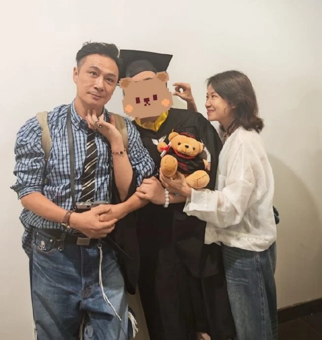 门夹手指书包被扔泳池 吴镇宇儿子自曝曾遭欺凌