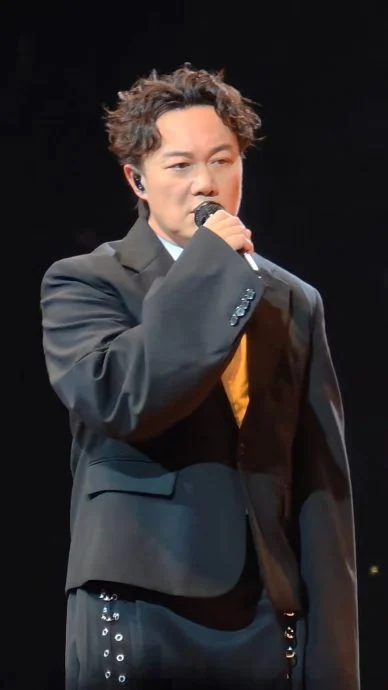 陈奕迅容祖儿合唱《漩涡》被批灾难 网轰:漩涡变海啸
