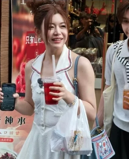 陈妍希正式复工健步如飞 探班A-Lin后台做小粉丝