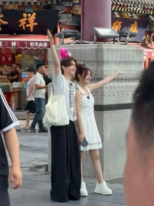 陈妍希正式复工健步如飞 探班A-Lin后台做小粉丝